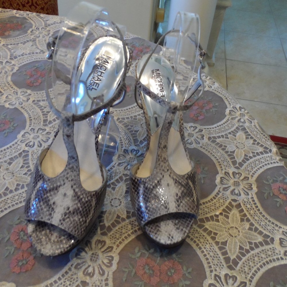 New Michael Kors Gray Python Embosed Leather T-St… - image 4